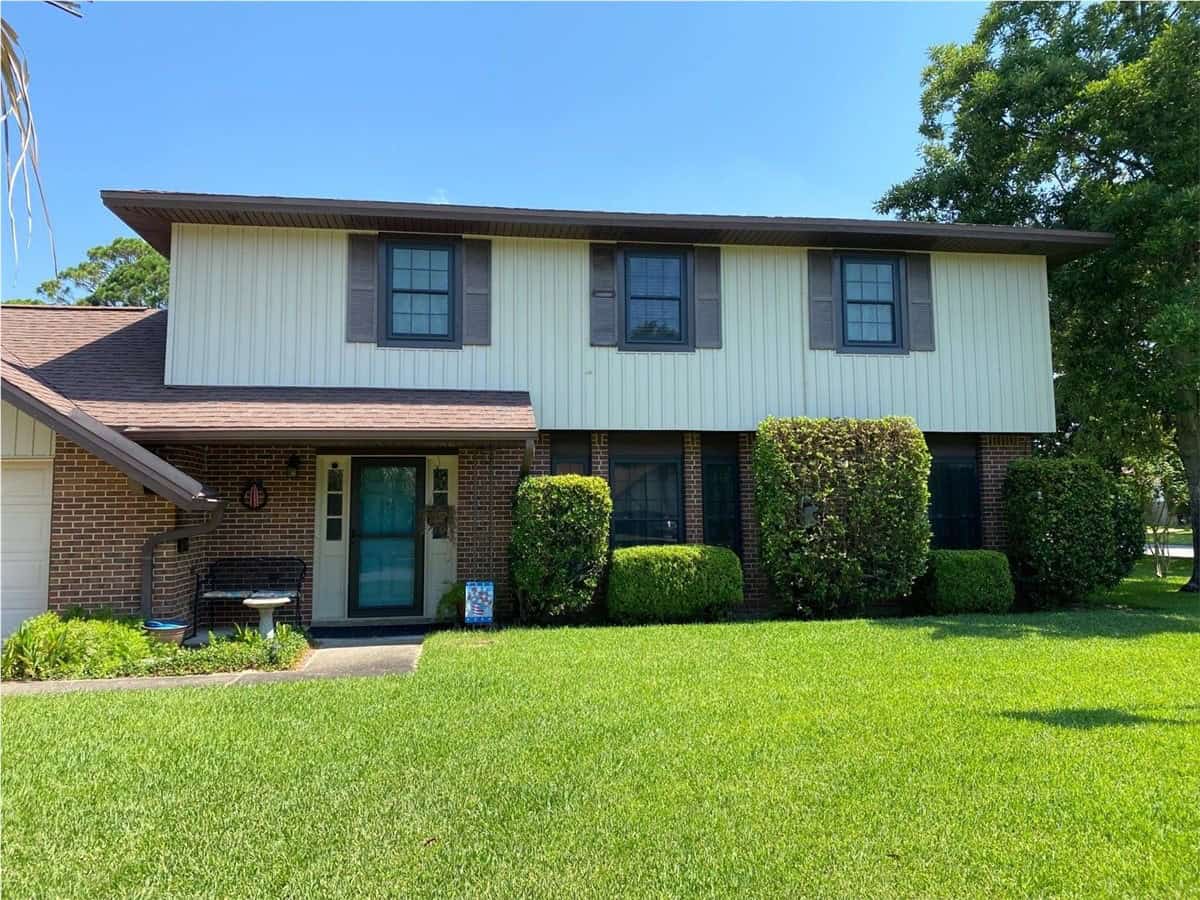 Picture Windows 7 brick and vinyl home with several new picture windows