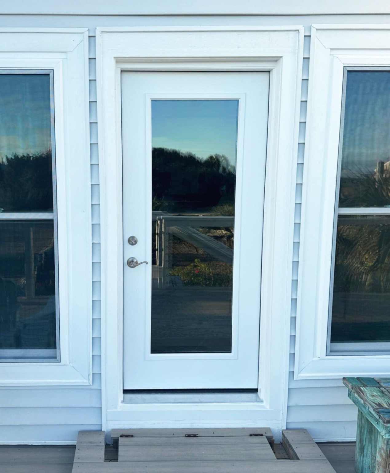 b40e0cd6-24b6-4812-87f3-4981a5ec9c30 white exterior doors