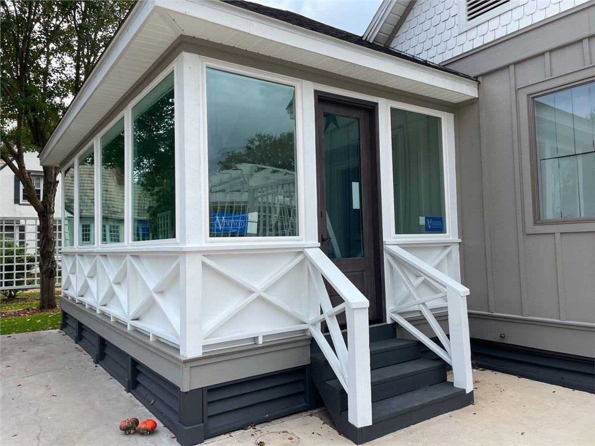 43cfdcc6-94dc-439a-bdea-8fe64ddd278f White sunroom built by Hometown Contractors