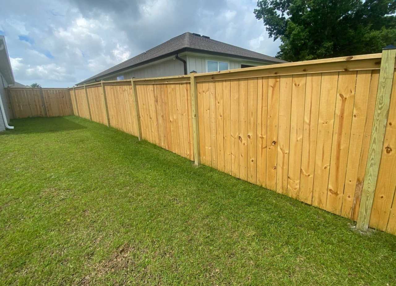 Gallery Privacy Fencing Wood privacy fencing connected to the side of home